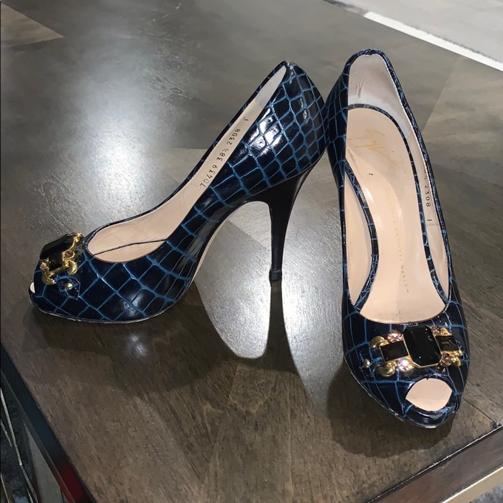 Heels - Picture 2 of 5